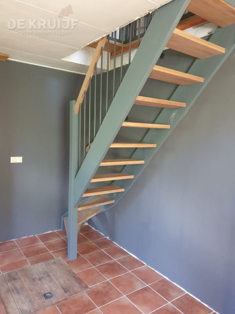 Hardhouten trap rvs spijlen eiken treden 04