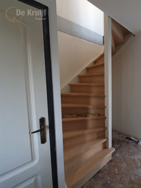 Houten trap eiken treden 01
