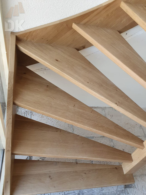 Rustiek eiken houten trap smeedijzeren spijlen 02