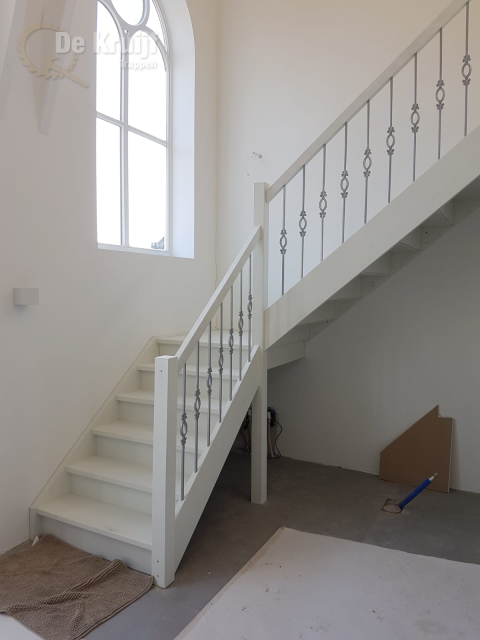 Trap wit bordes ijzeren spijlen 04
